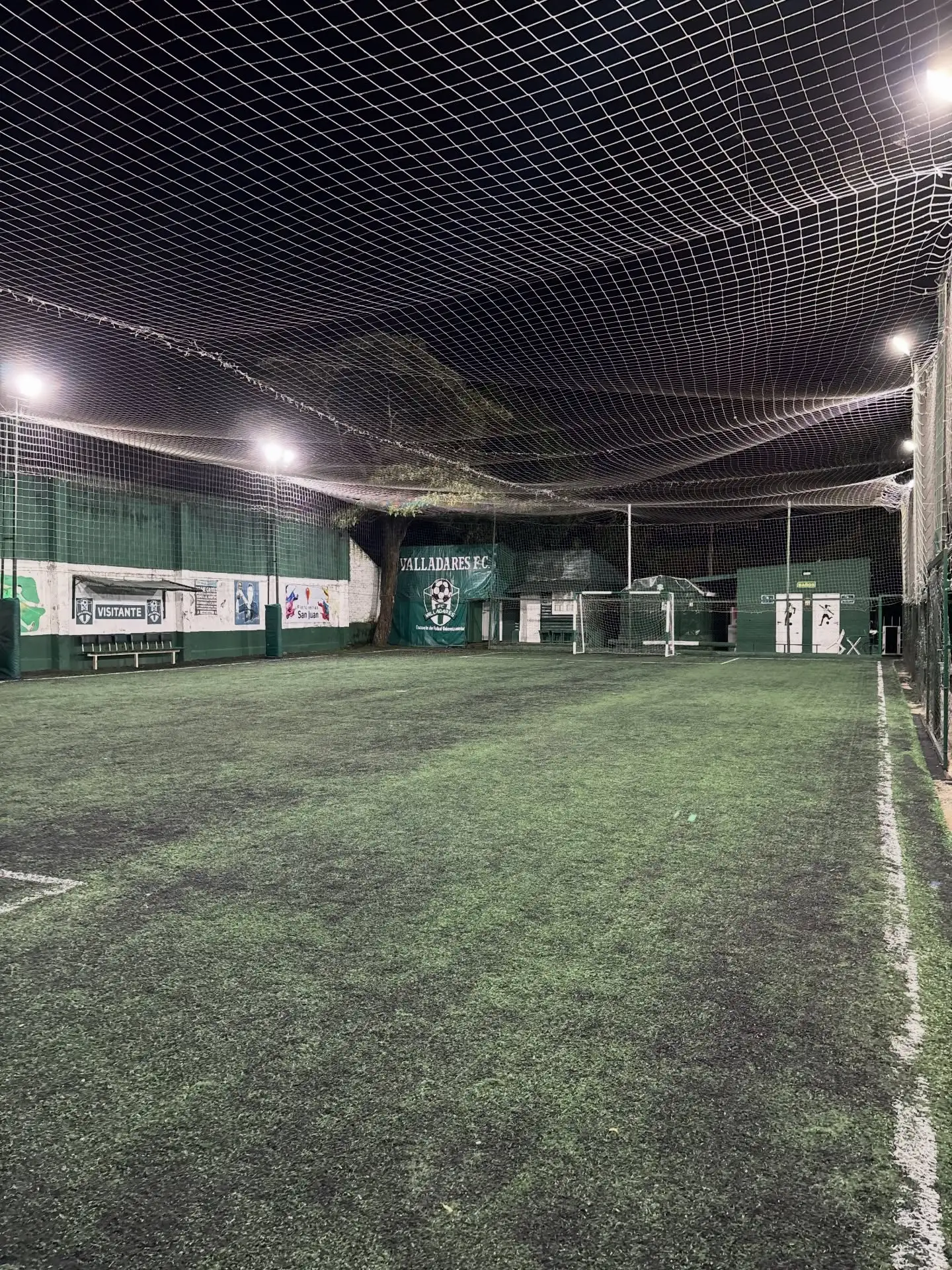 Cancha de fútbol 5 de césped sintético iluminada de noche