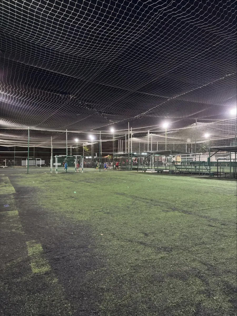 Jugadores entrenando de noche bajo los reflectores