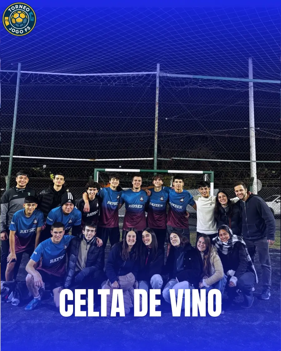 Equipo Celta de Vino posando frente al arco
