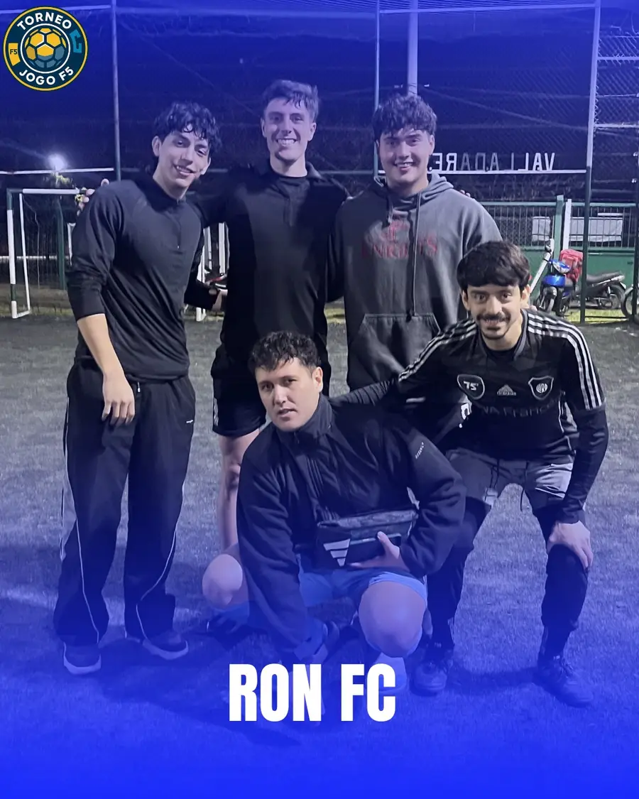 Equipo Ron FC posando en la cancha de noche