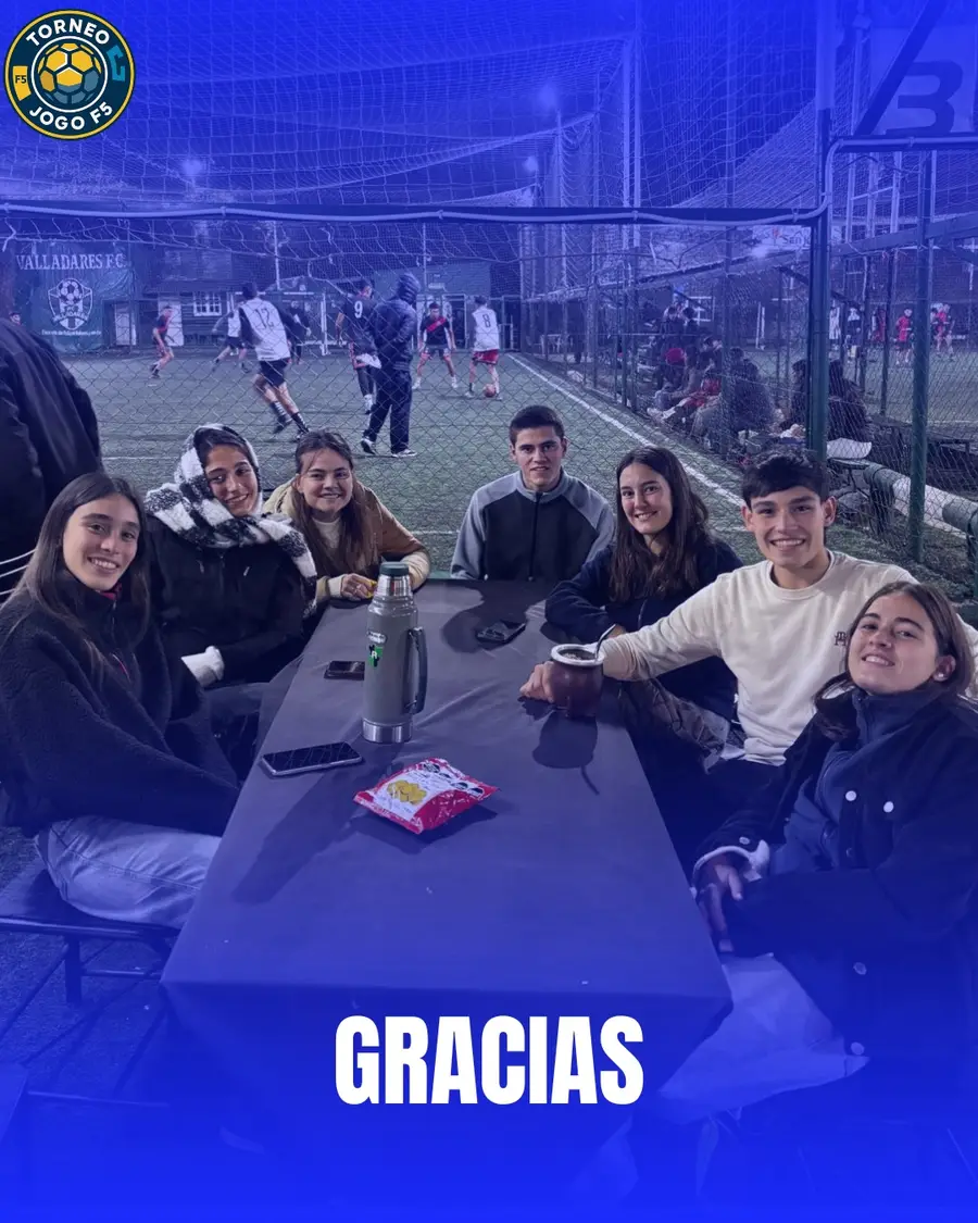 Amigos compartiendo mate al costado de la cancha durante un partido